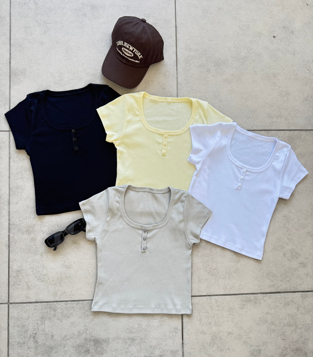 REMERA TRES BOTONES