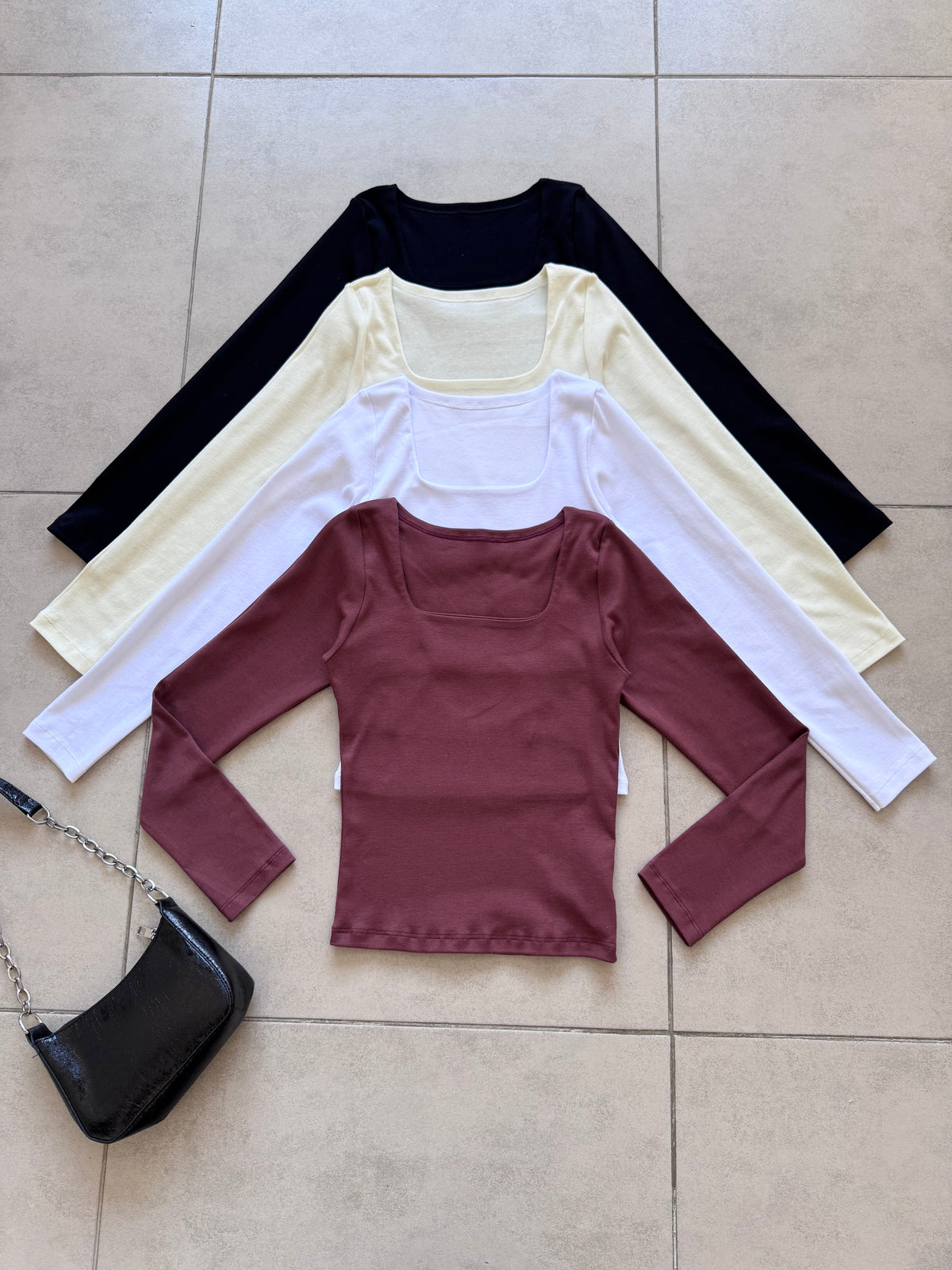 CAMISETA CUELLO EMBOLSADO CUADRADO