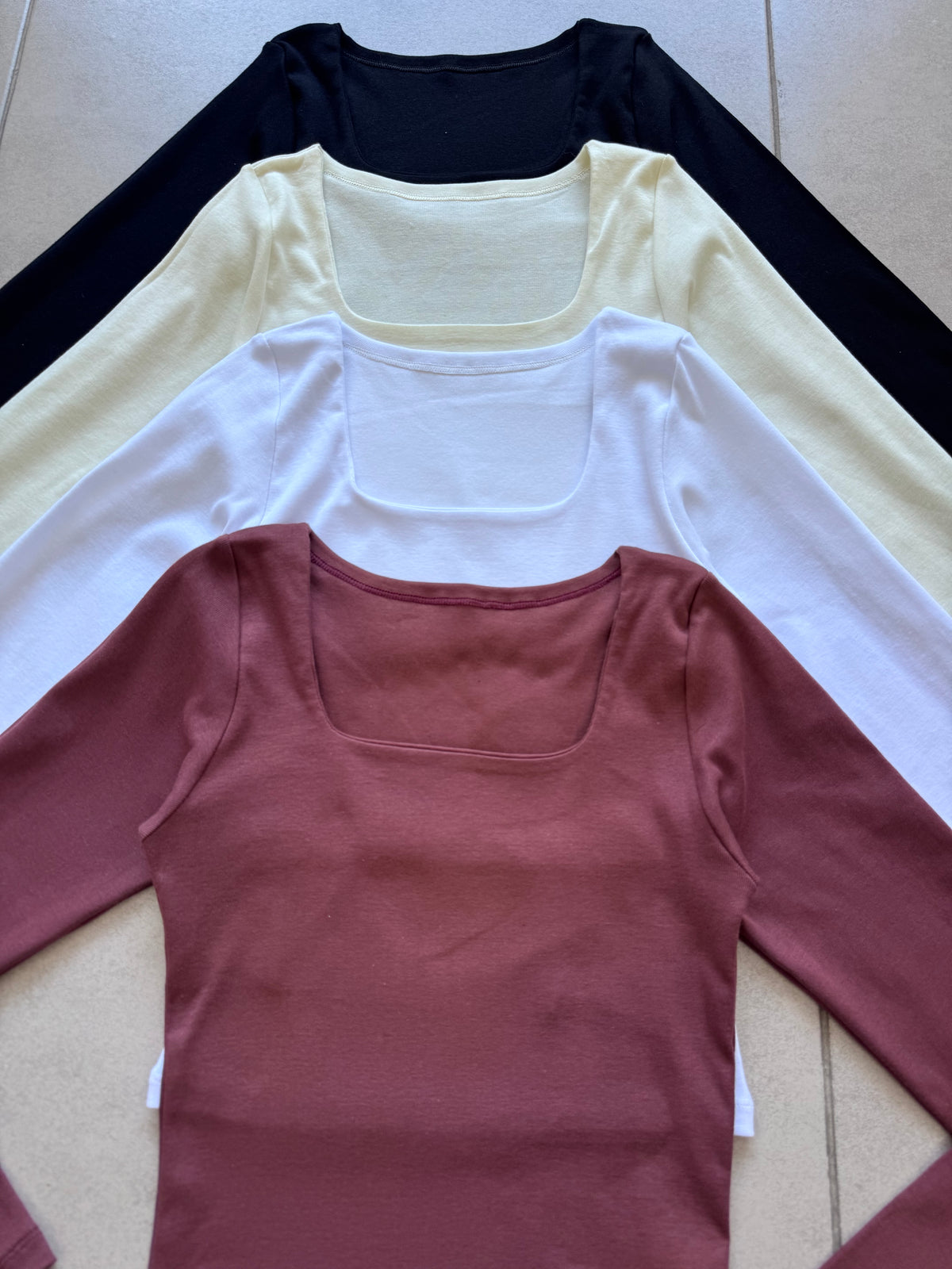 CAMISETA CUELLO EMBOLSADO CUADRADO