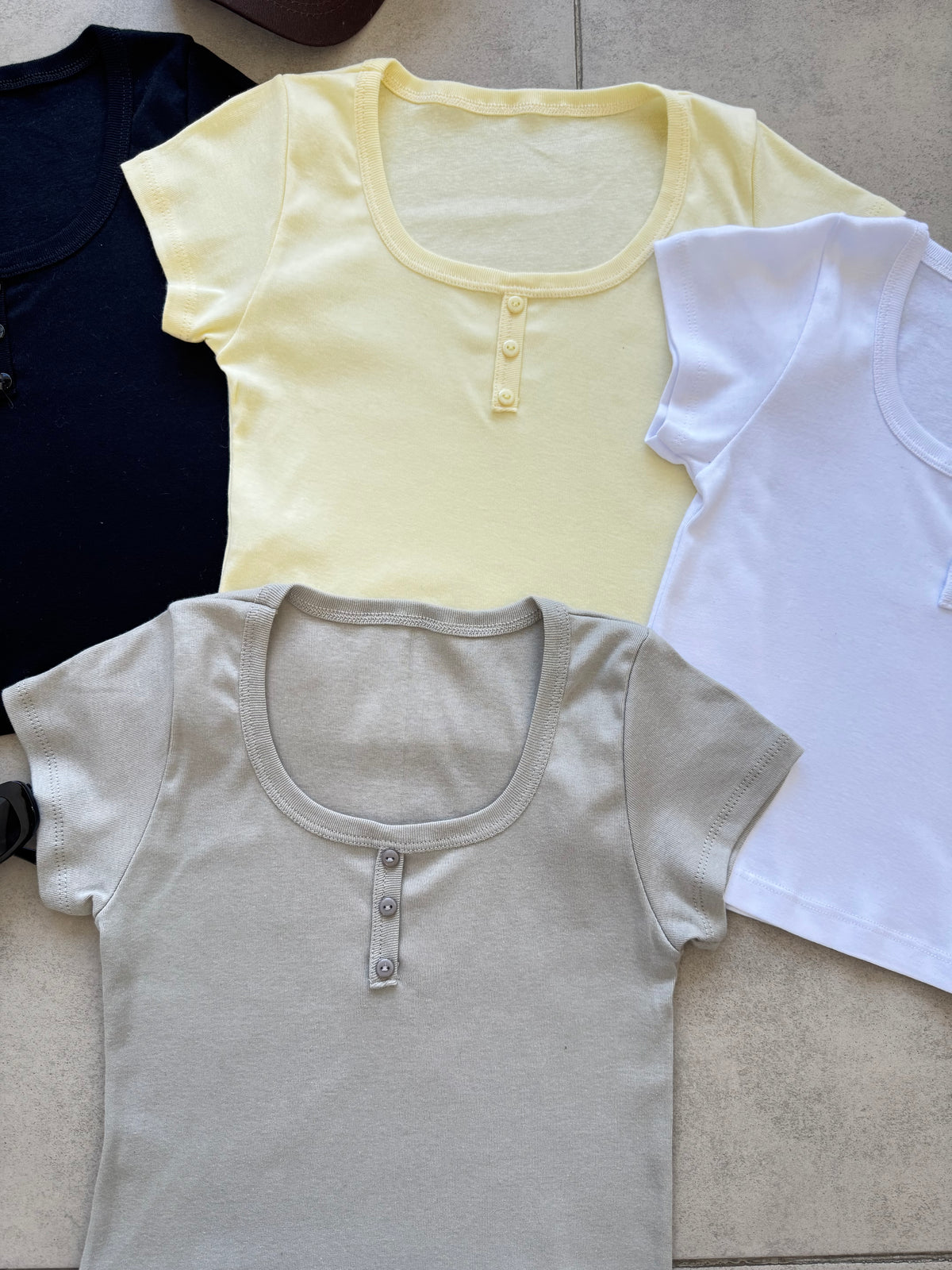 REMERA TRES BOTONES