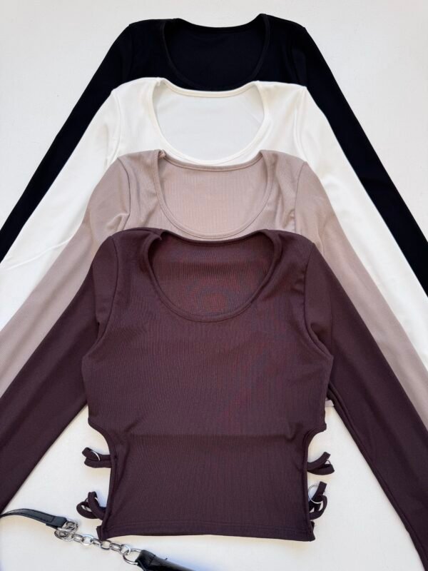 CAMISETA CON ARGOLLAS